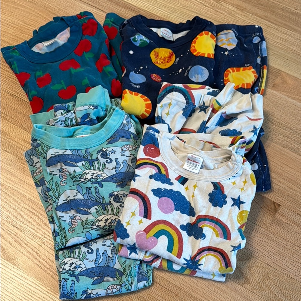 4 pairs size 130 Hanna Andersson pjs